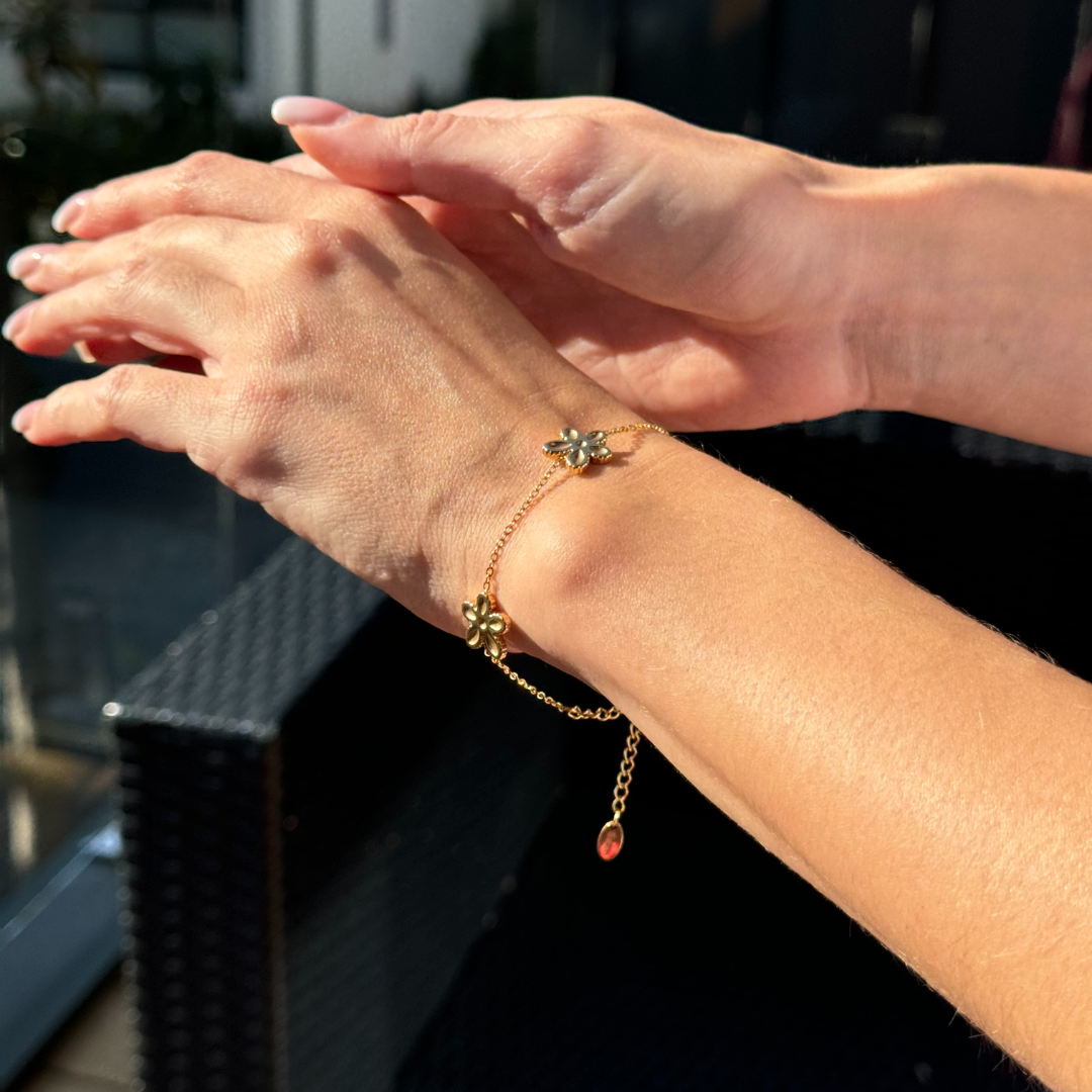 Ronde de Fleurs Bracelet and Pendant Set